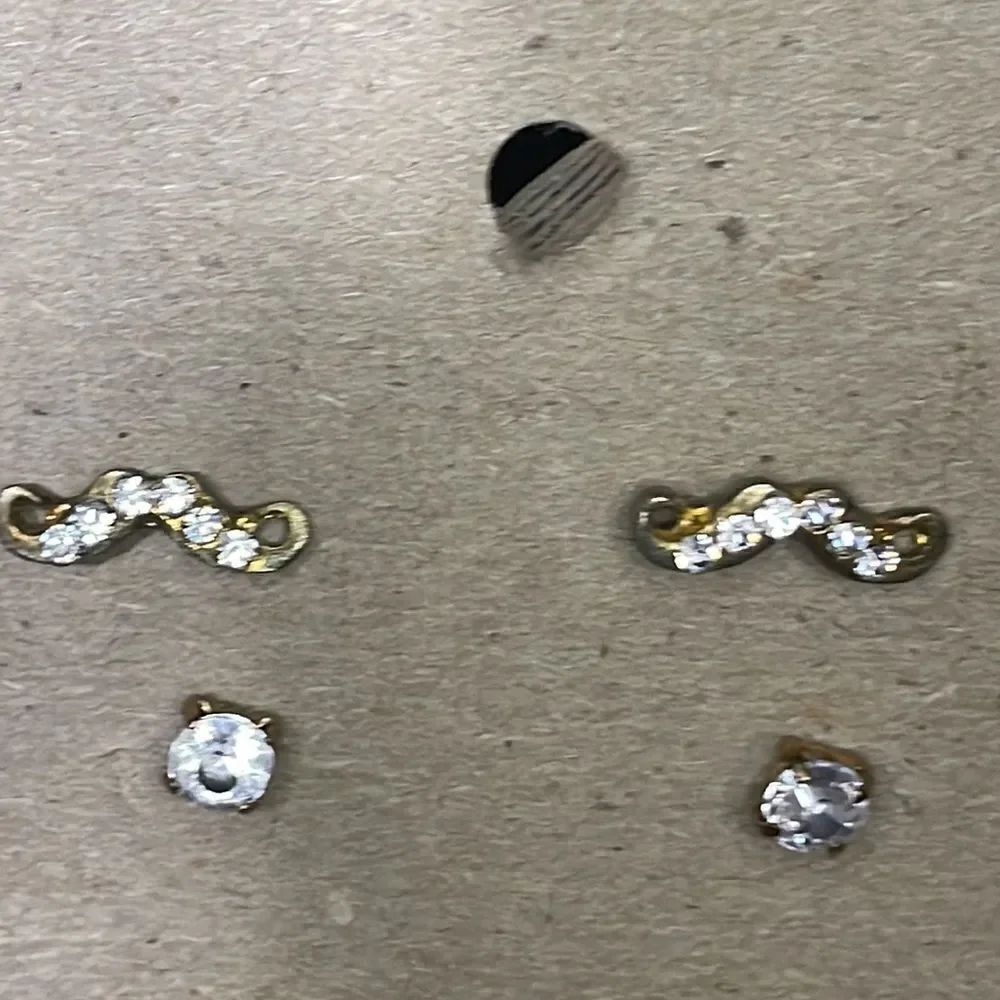 Three sets of earrings - Picture 3 of 5